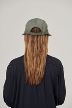 Cargar imagen en el visor de la galería, Model Back: Uv Line Casquette Visor Nice Fem Militar Green Upf50+
