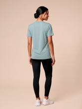 Cargar imagen en el visor de la galería, Model Back: Uv Line Haut De Plage T-Shirt Uvpro Fem Green Water Upf50+
