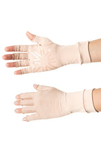Cargar imagen en el visor de la galería, Model Front: Uv Line Gants Meduim Gloves Long Fingerss Uni Beige Upf50+
