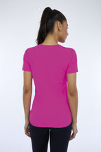 Cargar imagen en el visor de la galería, Model Back: Alto Giro Fitness Haut T-Shirt Skin Fit Inspiracionais Pink Choque
