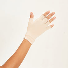 Cargar imagen en el visor de la galería, Model Back: Uv Line Gants Meduim Gloves Long Fingerss Uni Beige Upf50+
