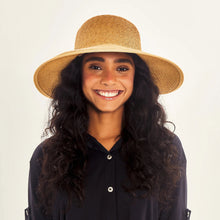 Cargar imagen en el visor de la galería, Model Front: Uv Line Chapeau Souple/Capeline Hat Santorini Imp Fem Wheat Upf50+
