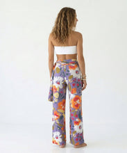 Cargar imagen en el visor de la galería, Model Back: Rio De Sol Pantalon De Plage Garden-Flower Pants Knot

