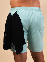 Cargar imagen en el visor de la galería, Model Back: Uv Line Bermuda / Short Pour Homme Shorts Acqua Boxer Indigo Upf50+
