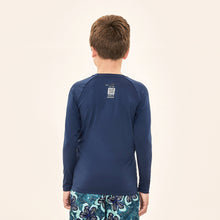 Cargar imagen en el visor de la galería, Model Back: Uv Line T-Shirt Acqua Qr Code Marinho Upf50+
