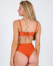 Cargar imagen en el visor de la galería, Image 06: Rio De Sol Ensemble Set Paprica Bandeau-Reto Hotpants
