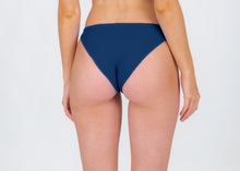 Cargar imagen en el visor de la galería, Model Back: Rio De Sol Bas Bottom Navy Essential-Comfy
