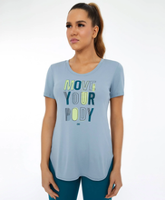 Cargar imagen en el visor de la galería, Model Front: Alto Giro Fitness Haut T-Shirt Skin Fit Inspiracional Cinza Wind

