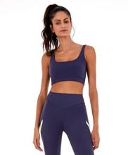 Cargar imagen en el visor de la galería, Model Front: Alto Giro Fitness Haut Top Blackout Costas Regata Cinza Odyssey
