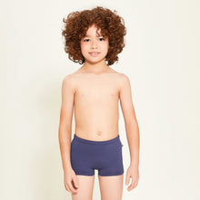 Cargar imagen en el visor de la galería, Model Front: Uv Line Maillot De Bain Garçon Trunks Kids F Inf Navy Blue Upf50+
