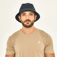 Cargar imagen en el visor de la galería, Model Front: Uv Line Bob Hat Toronto Colors Masc Black Upf50+
