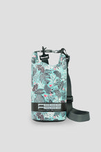 Cargar imagen en el visor de la galería, Model Front: Feelfree Sac De Plage Dry Tube 1,5L Tropical Organic Teal
