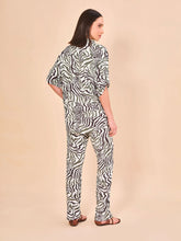 Cargar imagen en el visor de la galería, Model Back: Uv Line Chemise Shirt Copa Fauna Upf50+
