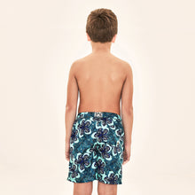 Cargar imagen en el visor de la galería, Model Back: Uv Line Maillot De Bain Garçon Shorts Aqua Hibiscus Kids Upf50+
