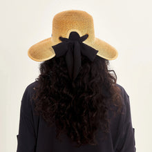 Cargar imagen en el visor de la galería, Model Back: Uv Line Chapeau Souple/Capeline Hat Santorini Imp Fem Wheat Upf50+
