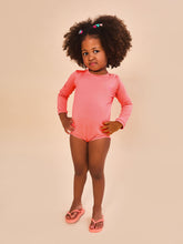 Cargar imagen en el visor de la galería, Model Front: Uv Line Maillot De Bain Bébé Baby Longsleeve Swimsuit Coral Upf50+

