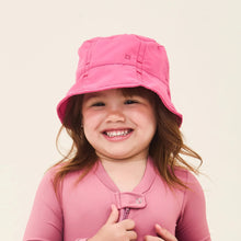Cargar imagen en el visor de la galería, Model Front: Uv Line Bob Hat Napoli Basic Kids Nac Inf Pink Upf50+
