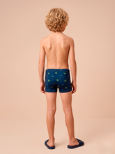 Cargar imagen en el visor de la galería, Model Back: Uv Line Maillot De Bain Garçon Swim Trunks Kids Pirates Fun Upf50+
