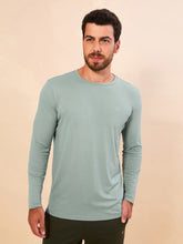 Cargar imagen en el visor de la galería, Model Front: Uv Line T-Shirt Longsleeve New Fit Masc Verde Agua Upf50+
