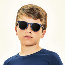 Cargar imagen en el visor de la galería, Model Front: Uv Line Lunettes De Soleil Kids Sunglasses Marinho Uv400
