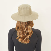 Cargar imagen en el visor de la galería, Model Back: Uv Line Chapeau Souple/Capeline Hat Lyon Nac L Fem Kaki Upf50+

