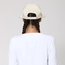 Cargar imagen en el visor de la galería, Model Back: Uv Line Casquette Visor Nice Fem Sand Upf50+
