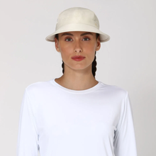 Cargar imagen en el visor de la galería, Model Front: Uv Line Casquette Visor Nice Fem Sand Upf50+
