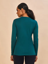 Cargar imagen en el visor de la galería, Model Back: Uv Line T-Shirt Longsleeve Fem New Fit Petroleo Upf50+
