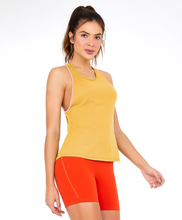 Cargar imagen en el visor de la galería, Model Front: Alto Giro Fitness Haut Regata Speed Debrum Sport Way Amarelo Mango
