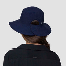 Cargar imagen en el visor de la galería, Model Back: Uv Line Bob Hat California Nac Fem Navy Blue Upf50+
