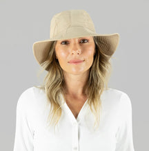 Cargar imagen en el visor de la galería, Model Front: Uv Line Chapeau Souple/Capeline San Remo Areia Offwhite Upf50+
