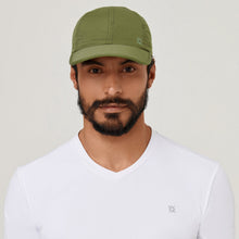 Cargar imagen en el visor de la galería, Model Front: Uv Line Casquette Cap Uv Pro Masc Green Militar Upf50+
