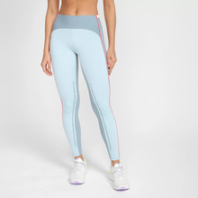 Cargar imagen en el visor de la galería, Model Front: Alto Giro Fitness Bas Legging Blackout Bio Recortes Cinza Lead
