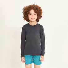 Cargar imagen en el visor de la galería, Model Front: Uv Line T-Shirt Longsleeve Uvpro Kids Preto Upf50+
