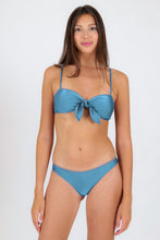 Cargar imagen en el visor de la galería, Model Front: Rio De Sol Ensemble Set Shimmer-Baltic-Sea Bandeau-Knot Nice-Fio
