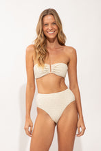 Cargar imagen en el visor de la galería, Model Front: Rio De Sol Bas Bottom Brisa-Offwhite Hotpants
