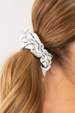 Cargar imagen en el visor de la galería, Image 03: Rio De Sol Chouchou Linea-White Scrunchie
