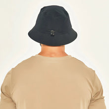 Cargar imagen en el visor de la galería, Model Back: Uv Line Bob Hat Toronto Colors Masc Black Upf50+
