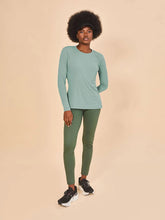 Cargar imagen en el visor de la galería, Model Front: Uv Line T-Shirt Longsleeve Fem New Fit Verde Agua Upf50+
