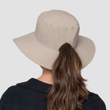 Cargar imagen en el visor de la galería, Model Back: Uv Line Bob Hat California Nac Fem Sand Upf50+
