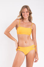 Cargar imagen en el visor de la galería, Model Front: Rio De Sol Ensemble Set Solar Bandeau-Reto Madrid
