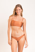 Cargar imagen en el visor de la galería, Model Front: Rio De Sol Haut Top Nocciola Bandeau-Reto

