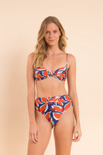 Cargar imagen en el visor de la galería, Image 10: Rio De Sol Ensemble Set Leaves Bandeau-Joy Hotpants
