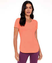 Cargar imagen en el visor de la galería, Model Front: Alto Giro Fitness Haut T-Shirt Skin Fit Alongada Gola V Laranja Melon
