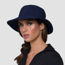 Cargar imagen en el visor de la galería, Model Front: Uv Line Bob Hat California Nac Fem Navy Blue Upf50+
