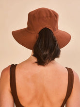 Cargar imagen en el visor de la galería, Model Back: Uv Line Bob Hat California Fem Cognac Upf50+
