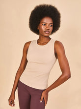 Cargar imagen en el visor de la galería, Gallery: Uv Line Fitness Haut Regata Fem Ribbed Sand Upf50+
