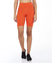 Cargar imagen en el visor de la galería, Model Front: Alto Giro Fitness Bas Bermuda Blackout Ii Com Forro Ciclista Laranja Pitanga
