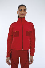 Cargar imagen en el visor de la galería, Model Front: Alto Giro Fitness Haut Jaqueta Techno Taslon Com Bolsos Vermelho Haute Red
