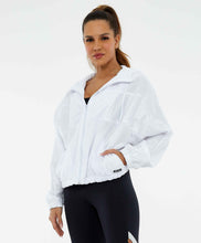 Cargar imagen en el visor de la galería, Model Front: Alto Giro Fitness Haut Jaqueta Tecnospan Recortes Branco
